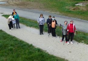 Klienti na prechádzke pri ceste